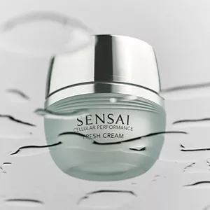 Cellular Performance Fresh Cream shown from below wet surface showcasing its light and refreshing texture